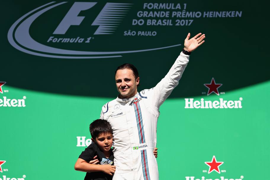 Passaggio sul podio per Felipe Massa che saluta il suo pubblico insieme al figlio Felipinho: per lui  l&#39;ultimo GP del Brasile. Afp